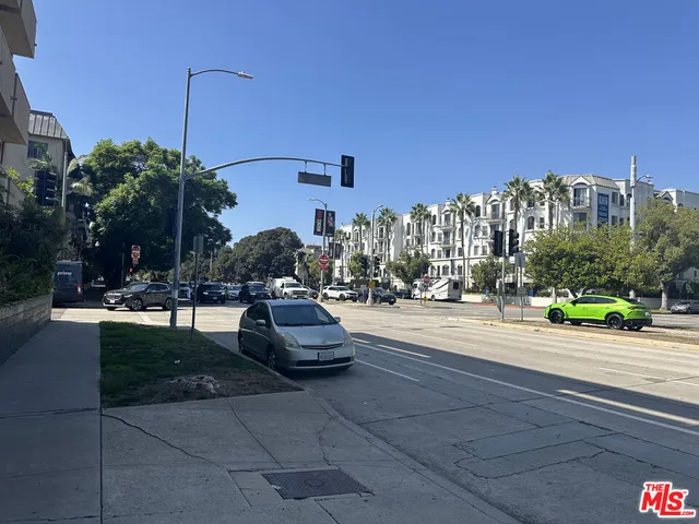 $2,400 | 8614 Burton Way, Unit 302, Los Angeles, CA 90048