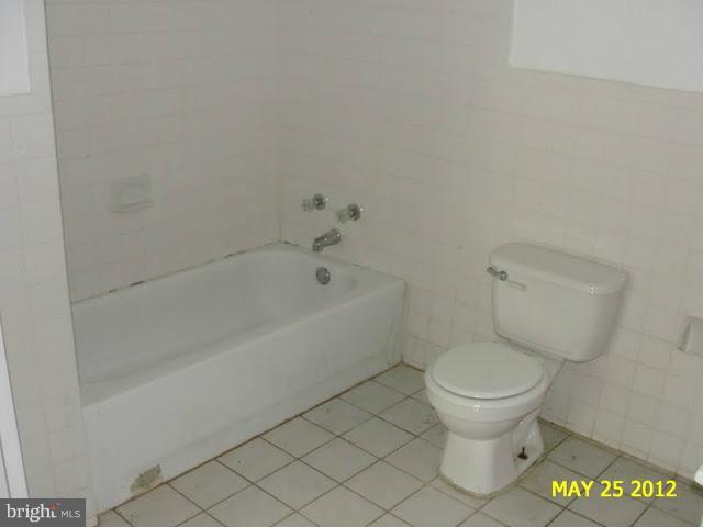 9214 Annapolis Road Lanham, MD 20706 - Photo 16 of 30 a bathroom with a toilet and a bathtub