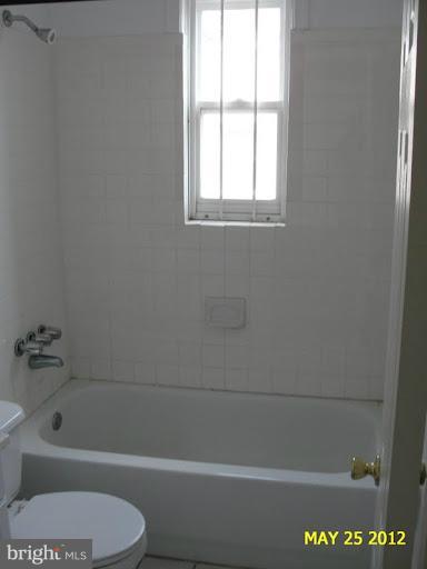 9214 Annapolis Road Lanham, MD 20706 - Photo 20 of 30 a bathroom with a toilet and a bath tub