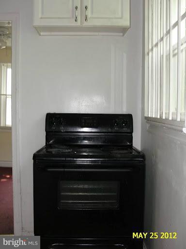 9214 Annapolis Road Lanham, MD 20706 - Photo 6 of 30 a close view of stove