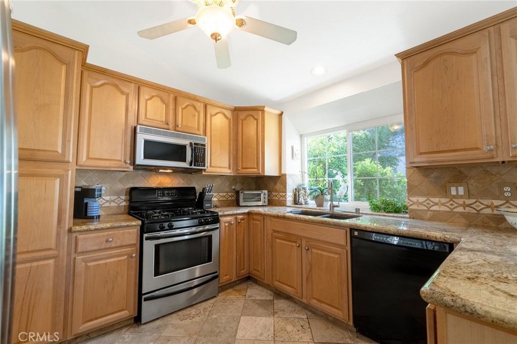 10554 Champagne Road Rancho Cucamonga, CA 91737 - Photo 16 of 25 Granite Counters