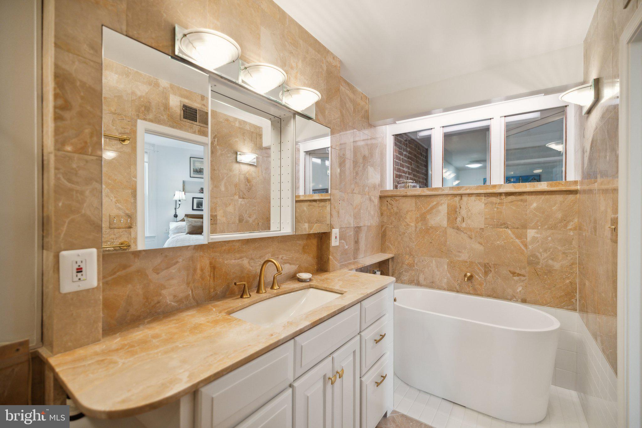 630 F Street Northeast, Unit 1 Washington, DC 20002 - Photo 19 of 30 Soaking tub