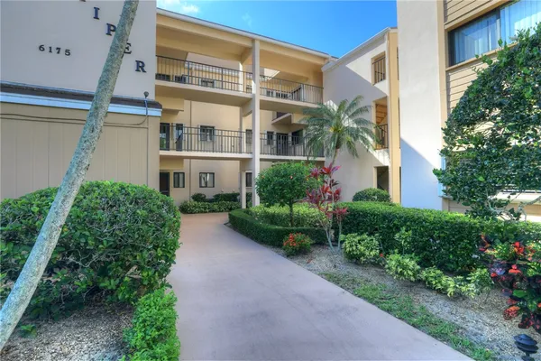 $219,900 | 6175 South Mirror Lake Drive, Unit 301, Sebastian, FL 32958