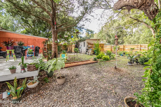 a view of a house with backyard