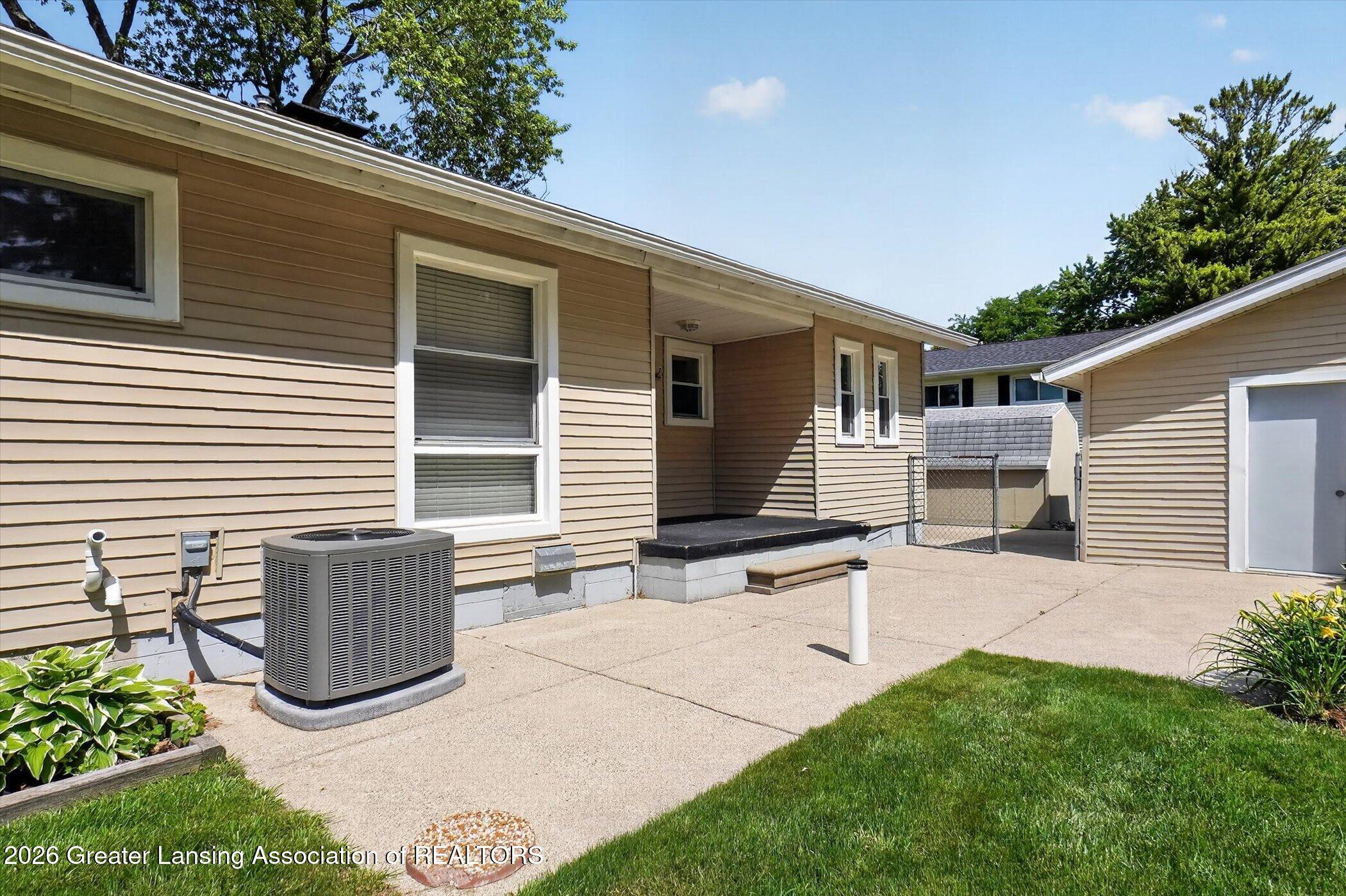 2106 Byrnes Road Lansing, MI 48906 - Photo 42 of 51 42-2106-Byrnes-Rd-WindowStill-Photograph