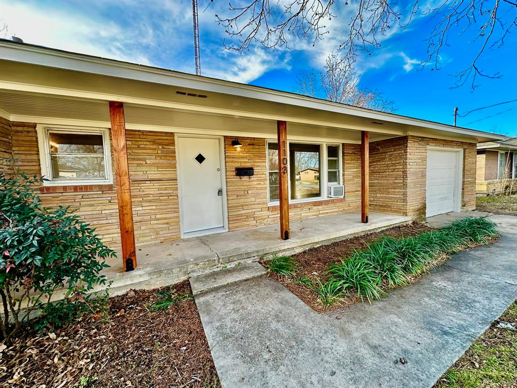 1103 Fair Avenue Gainesville, TX 76240 - Photo 2 of 19 front view of a house