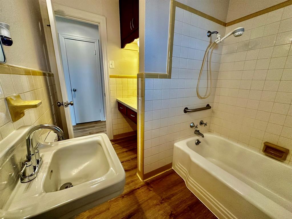 1103 Fair Avenue Gainesville, TX 76240 - Photo 9 of 19 a bathroom with a tub and a sink