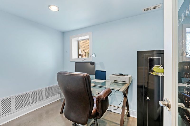 306 Southcote Road Riverside, IL 60546 - Photo 34 of 47 a workspace with furniture and a window