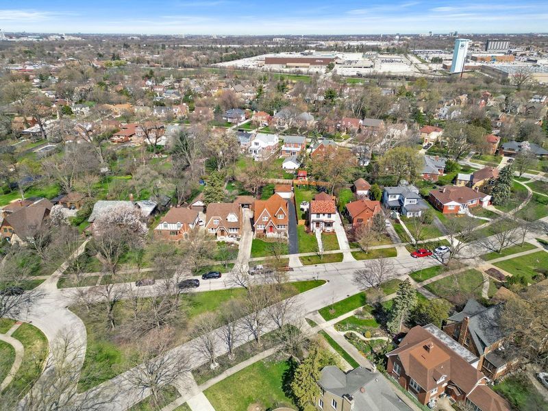 306 Southcote Road Riverside, IL 60546 - Photo 46 of 47 an aerial view of residential houses with outdoor space