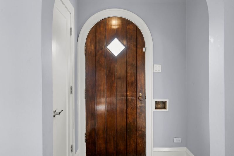 306 Southcote Road Riverside, IL 60546 - Photo 5 of 47 an entryway view with a mirror