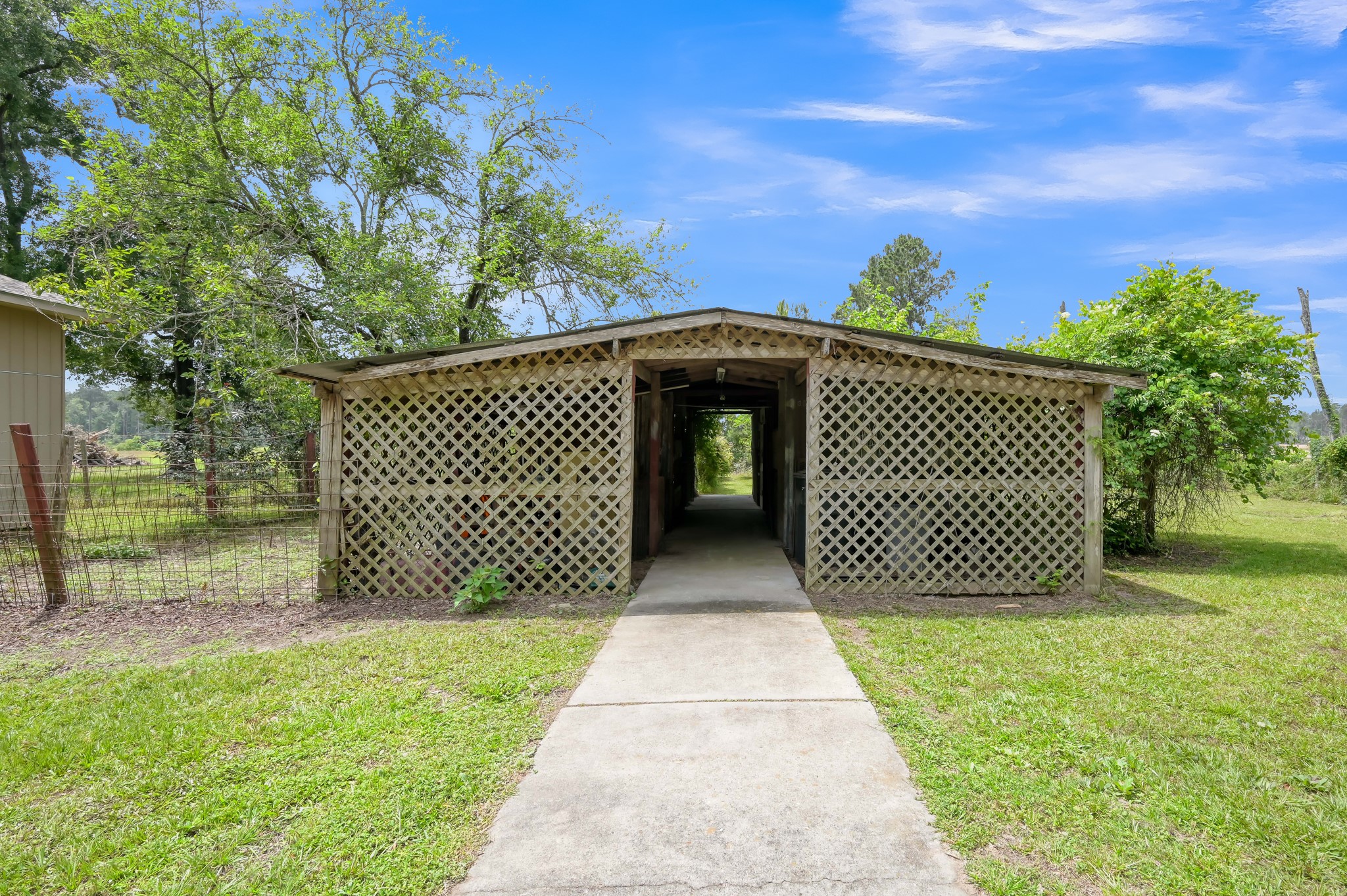 16892 Payne Road Conroe, TX 77302 - Photo 35 of 50 Pig/Small Livestock Barn