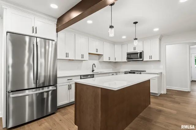 $324,900 | 2212 Greenbriar Road, Springfield, IL 62704