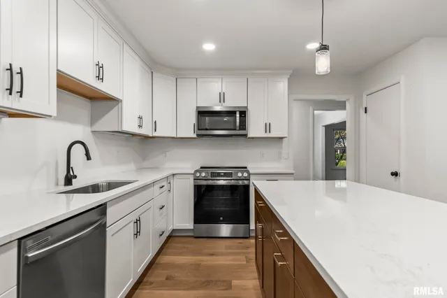 $324,900 | 2212 Greenbriar Road, Springfield, IL 62704