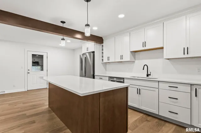 $324,900 | 2212 Greenbriar Road, Springfield, IL 62704