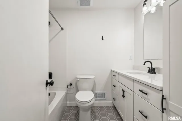 $324,900 | 2212 Greenbriar Road, Springfield, IL 62704