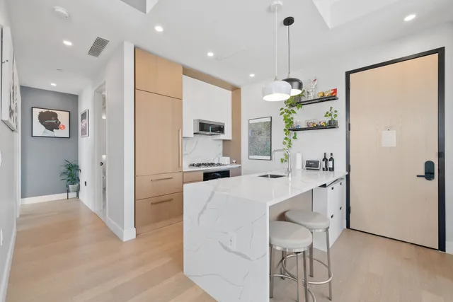 $1,580,000 | 22-43 Jackson Avenue, Unit 6B | Long Island City