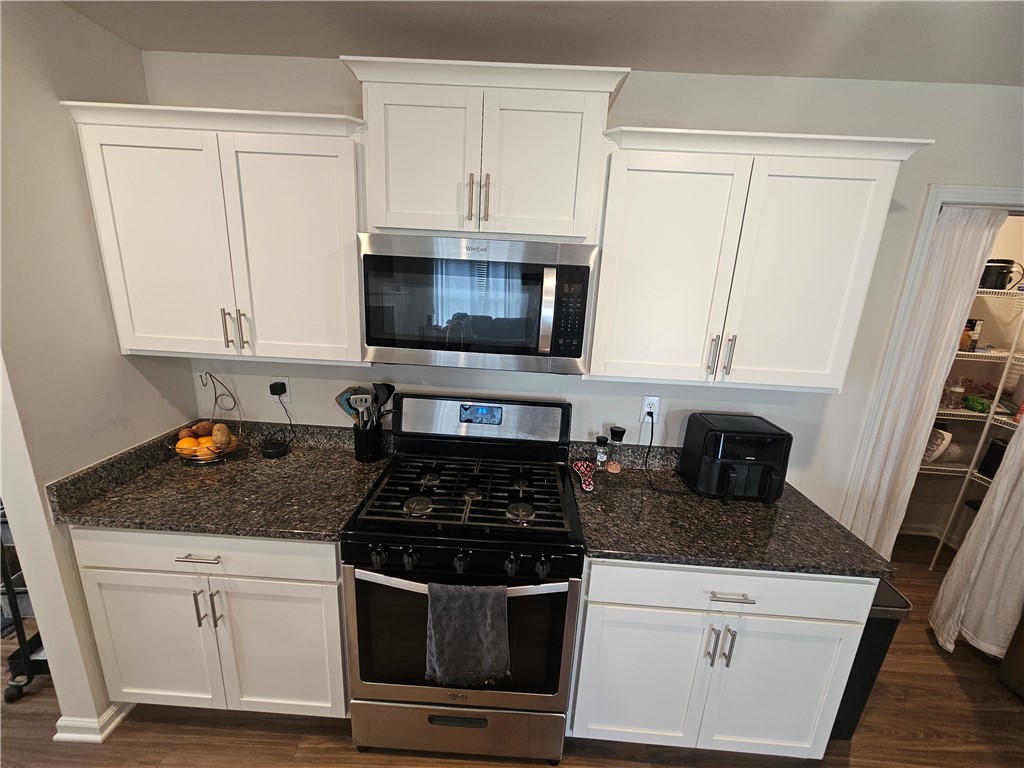 902 Ashwood Lane Easley, SC 29640 - Photo 13 of 39 Culinary adventures await in this kitchen, boasting sleek appliances and elegant countertops.