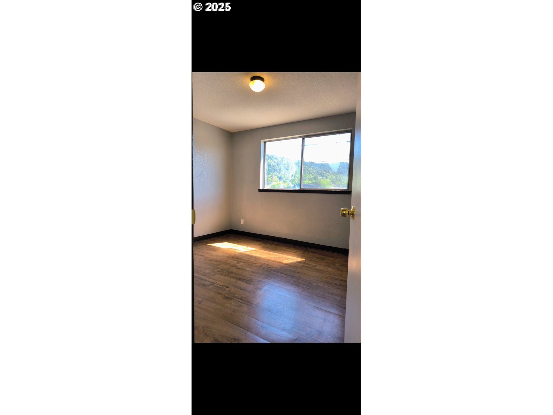 587 West Berdine Street Roseburg, OR 97471 - Photo 8 of 15