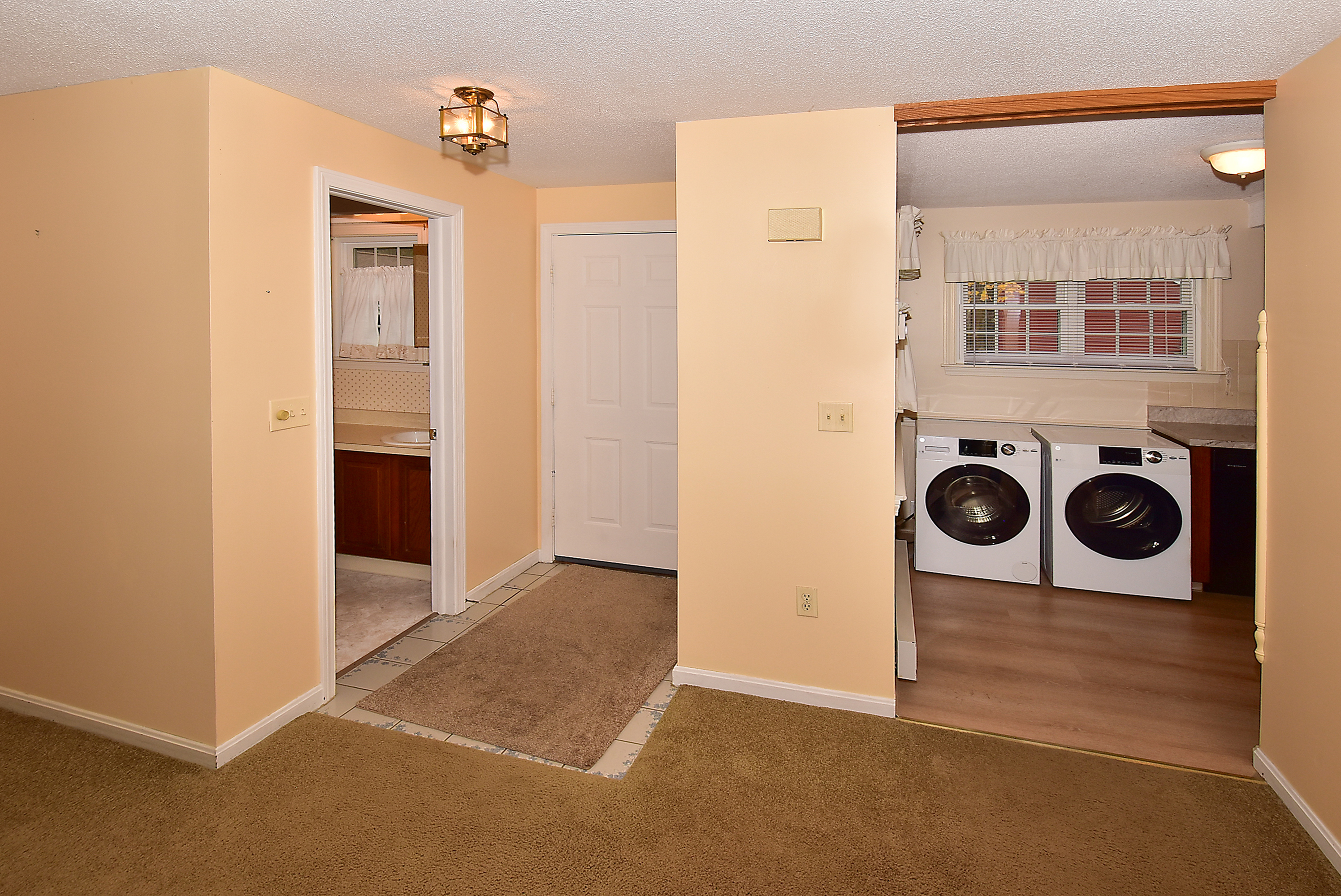 413 Lady Bug Lane, Unit 413 Vernon, CT 06066 - Photo 5 of 28 an entryway with a washer and dryer