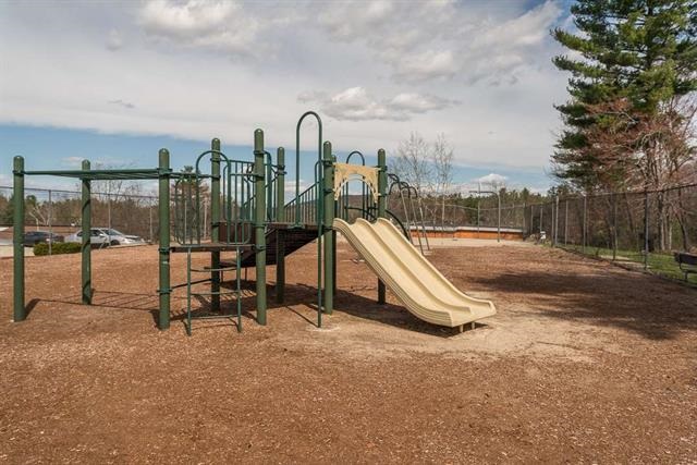 130 Mammoth Road, Unit 7 Hooksett, NH 03106 - Photo 3 of 10