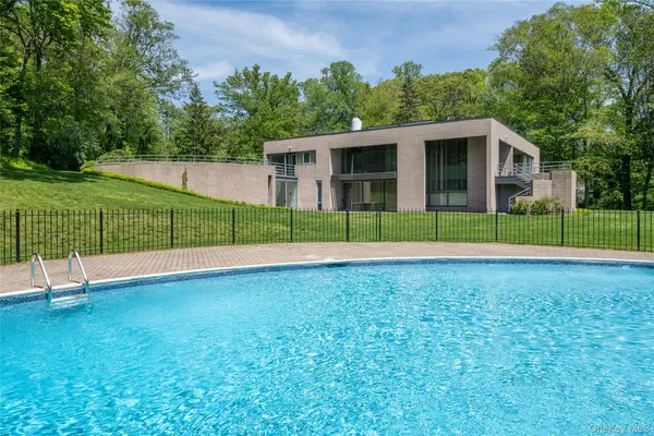 $3,500,000 | 3 Paddock Court, Old Westbury, NY 11568