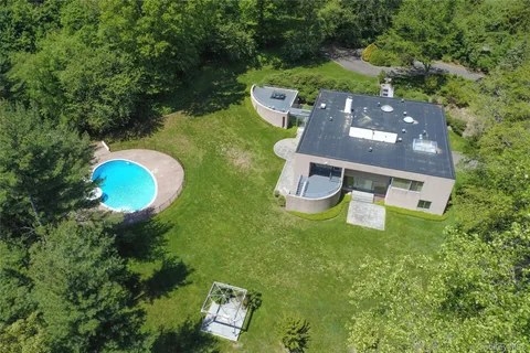 a view of a yard with plants