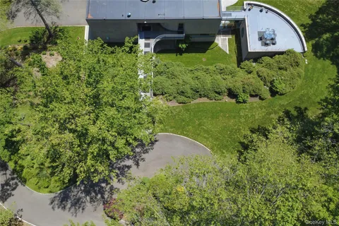 $3,500,000 | 3 Paddock Court, Old Westbury, NY 11568