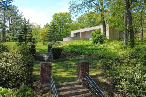 $3,500,000 | 3 Paddock Court, Old Westbury, NY 11568