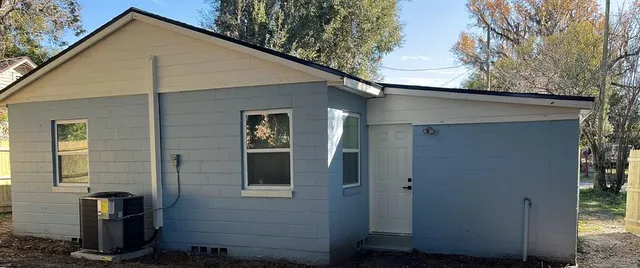 a view of backyard of the house