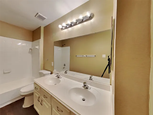 $2,390 | 149 Bristol Bend Lane, Dickinson, TX 77539