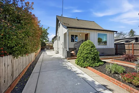 $799,950 | 15 Ward Street, Healdsburg, CA 95448