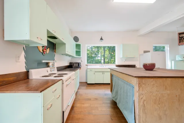 a view of a house with backyard and porch