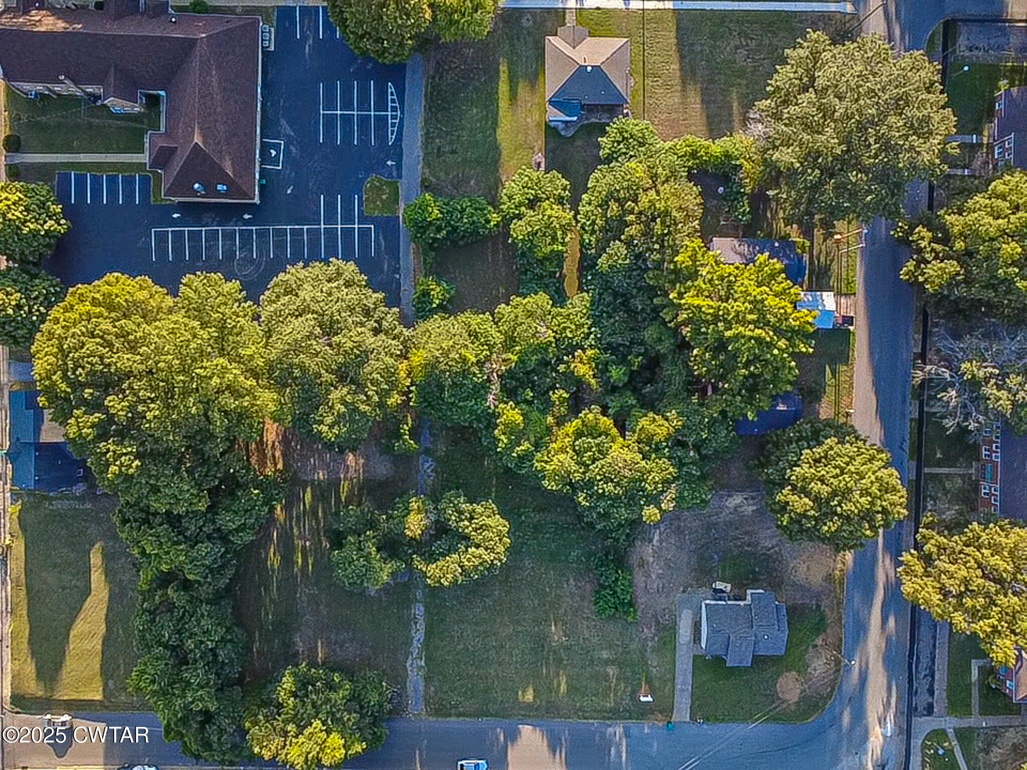 222 Elm Street Jackson, TN 38301 - Photo 2 of 3 front view of a flowers