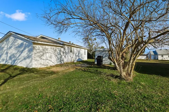 a view of back yard of the house