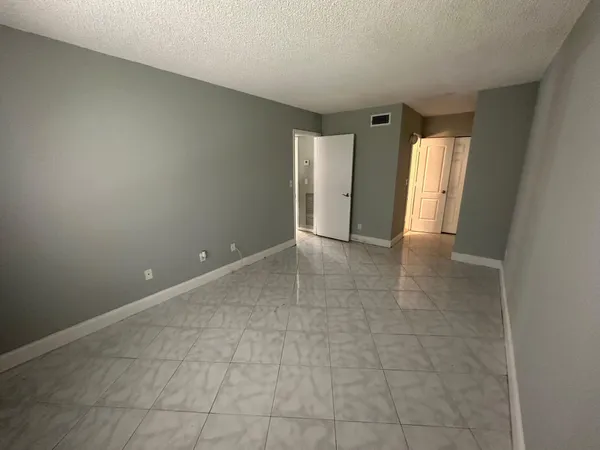 $1,900 | 6031 10th Avenue North, Unit 118, Greenacres, FL 33463