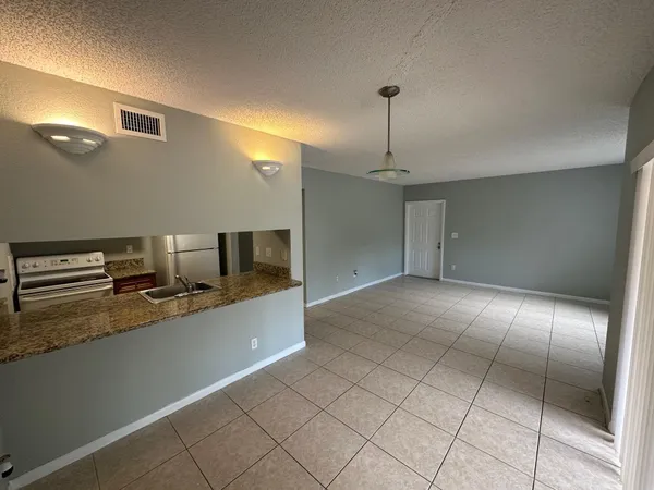 $1,900 | 6031 10th Avenue North, Unit 118, Greenacres, FL 33463
