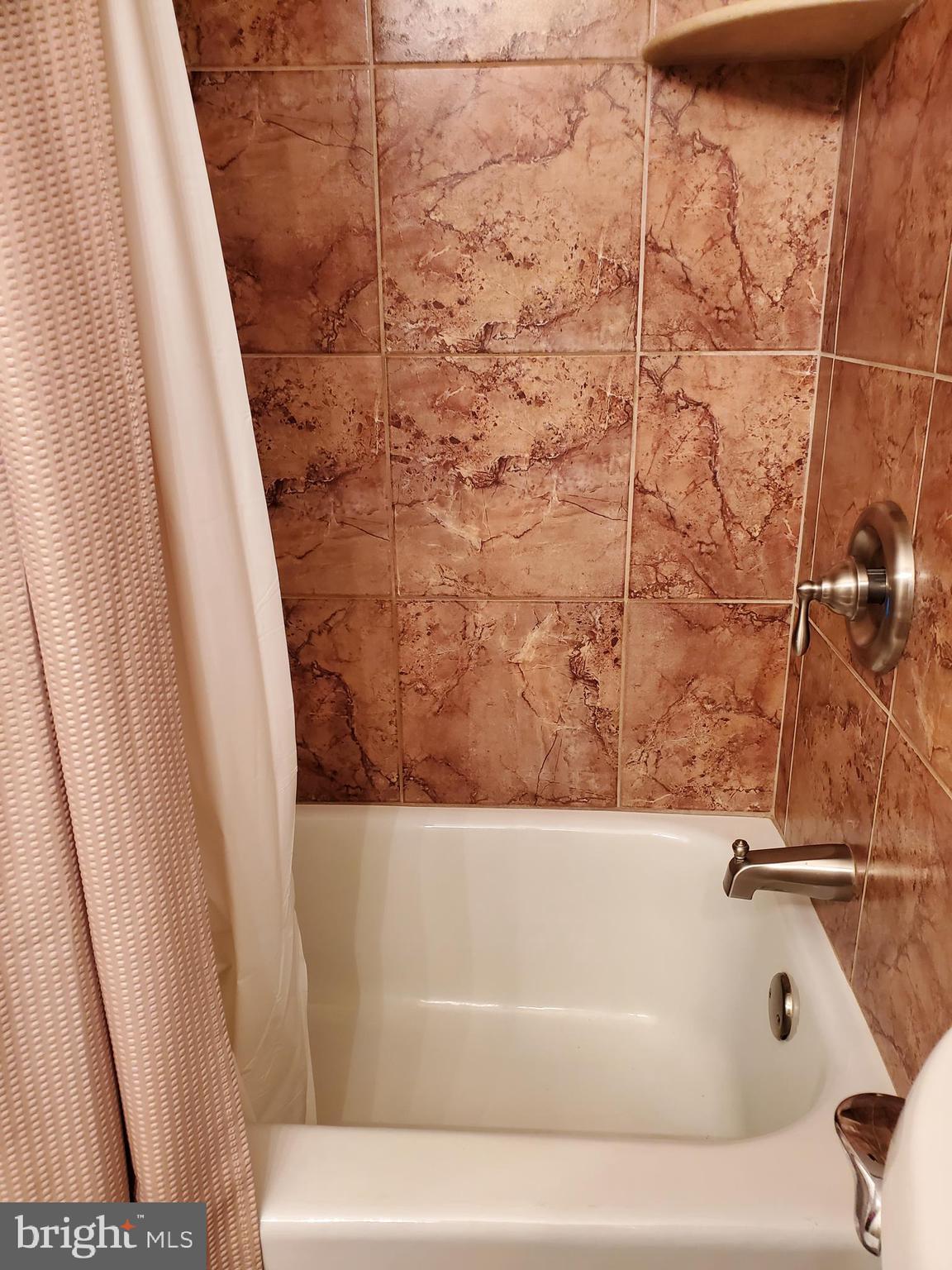 9833 Post Oak Road Spotsylvania, VA 22551 - Photo 20 of 25 Tub/Shower