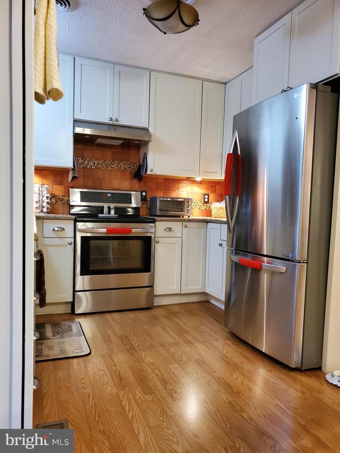 9833 Post Oak Road Spotsylvania, VA 22551 - Photo 4 of 25 Kitchen / New Appliances