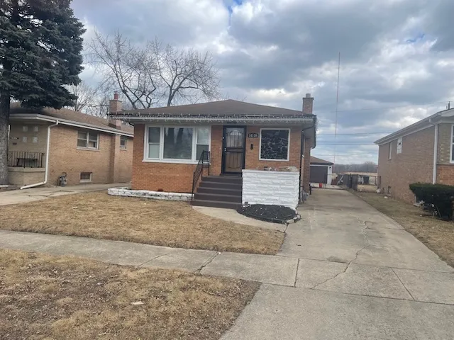 a house view with a backyard space