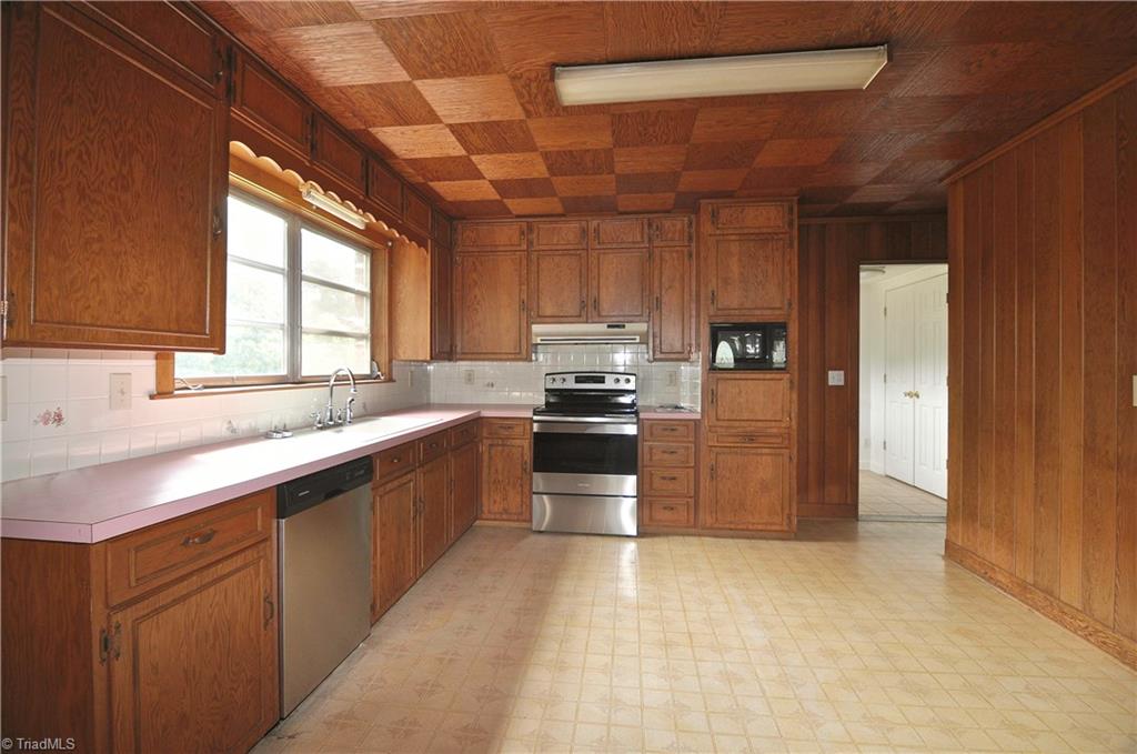 2823 Enterprise Road Lexington, NC 27295 - Photo 4 of 24 Brand new applicances in kitchen.