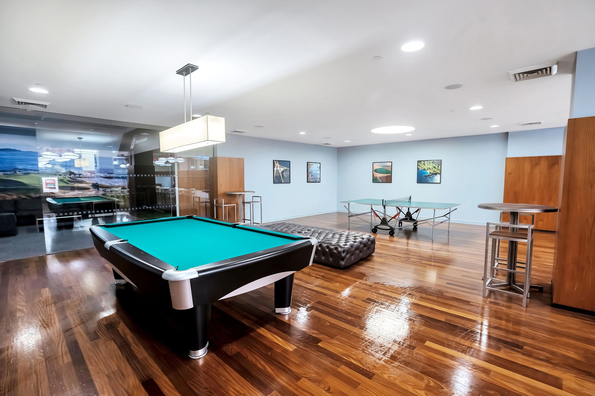 60 Riverside Boulevard, Unit 1810 Manhattan, NY 10069 - Photo 17 of 19 a room with lots of tables and chairs
