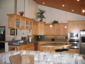258 Ridgetop Drive Redding, CA 96003 - Photo 6 of 14 Newer cabinets