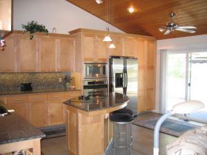 258 Ridgetop Drive Redding, CA 96003 - Photo 8 of 14 Granite countertop
