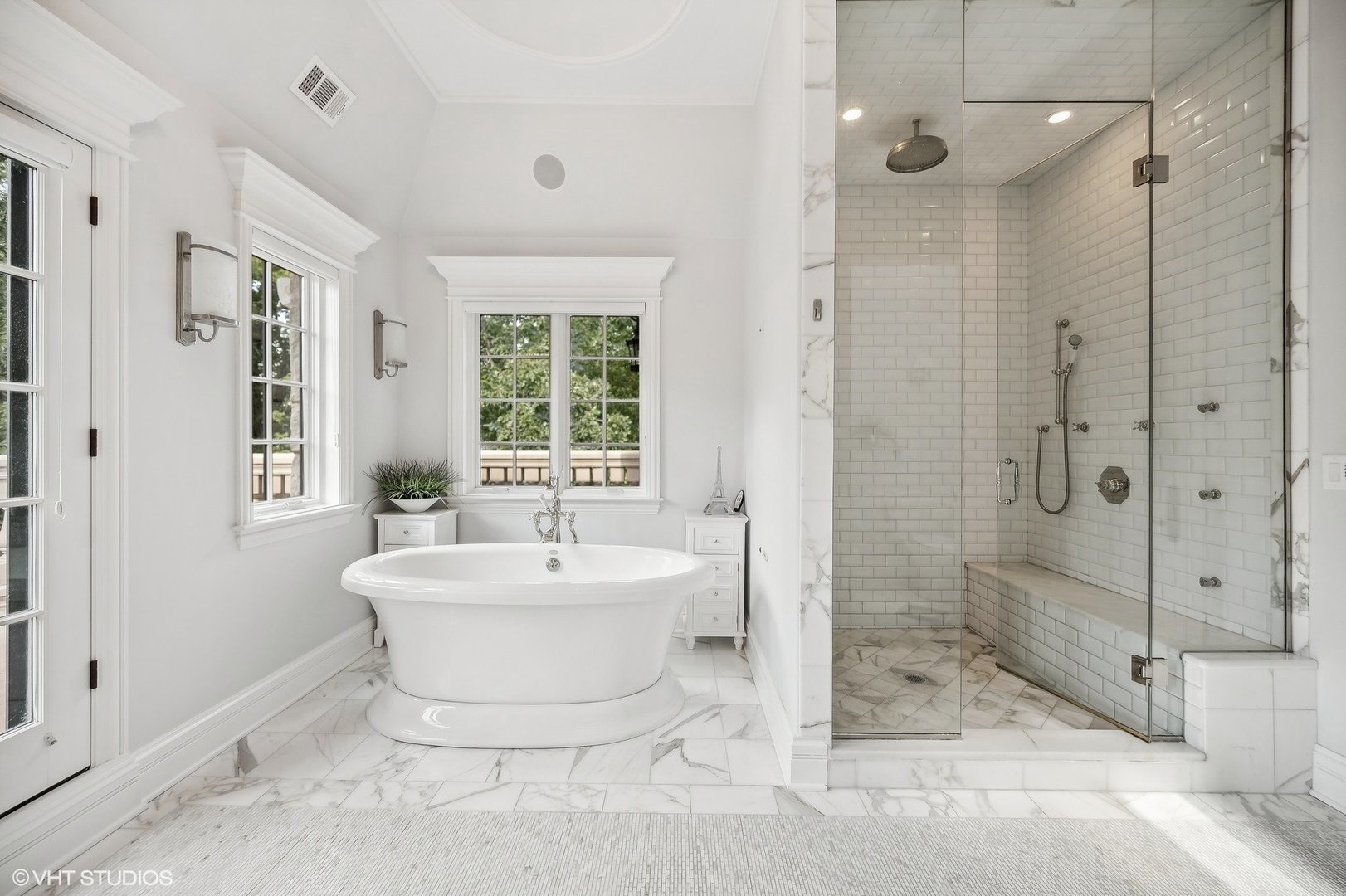 67 Beach Road Glencoe, IL 60022 - Photo 24 of 43 a bathroom with a tub a sink and shower