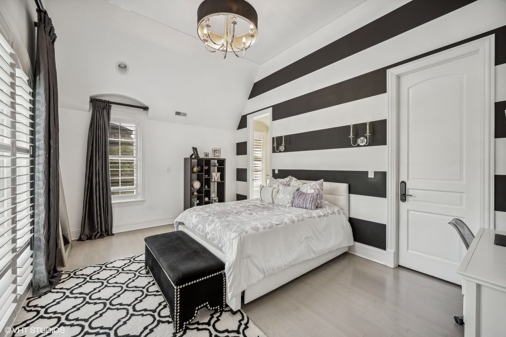 67 Beach Road Glencoe, IL 60022 - Photo 25 of 43 a bedroom with a bed and a table in it