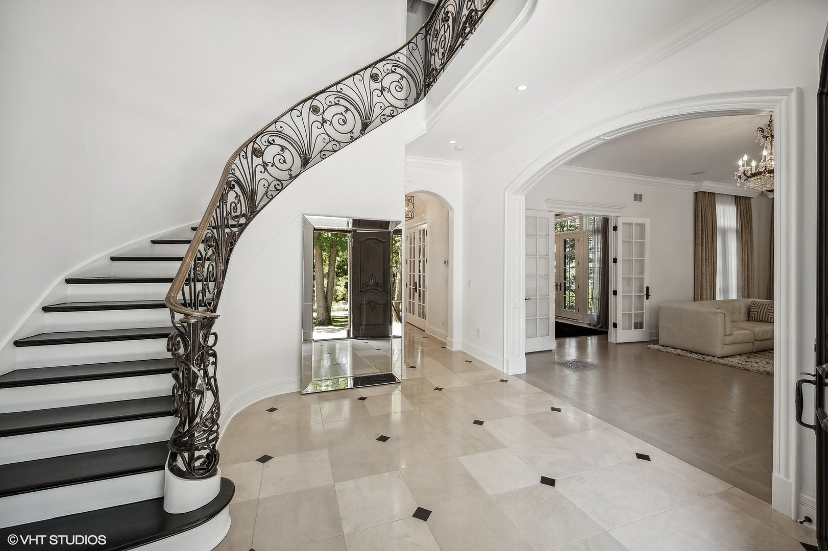 67 Beach Road Glencoe, IL 60022 - Photo 4 of 43 a view of a hallway view with staircase