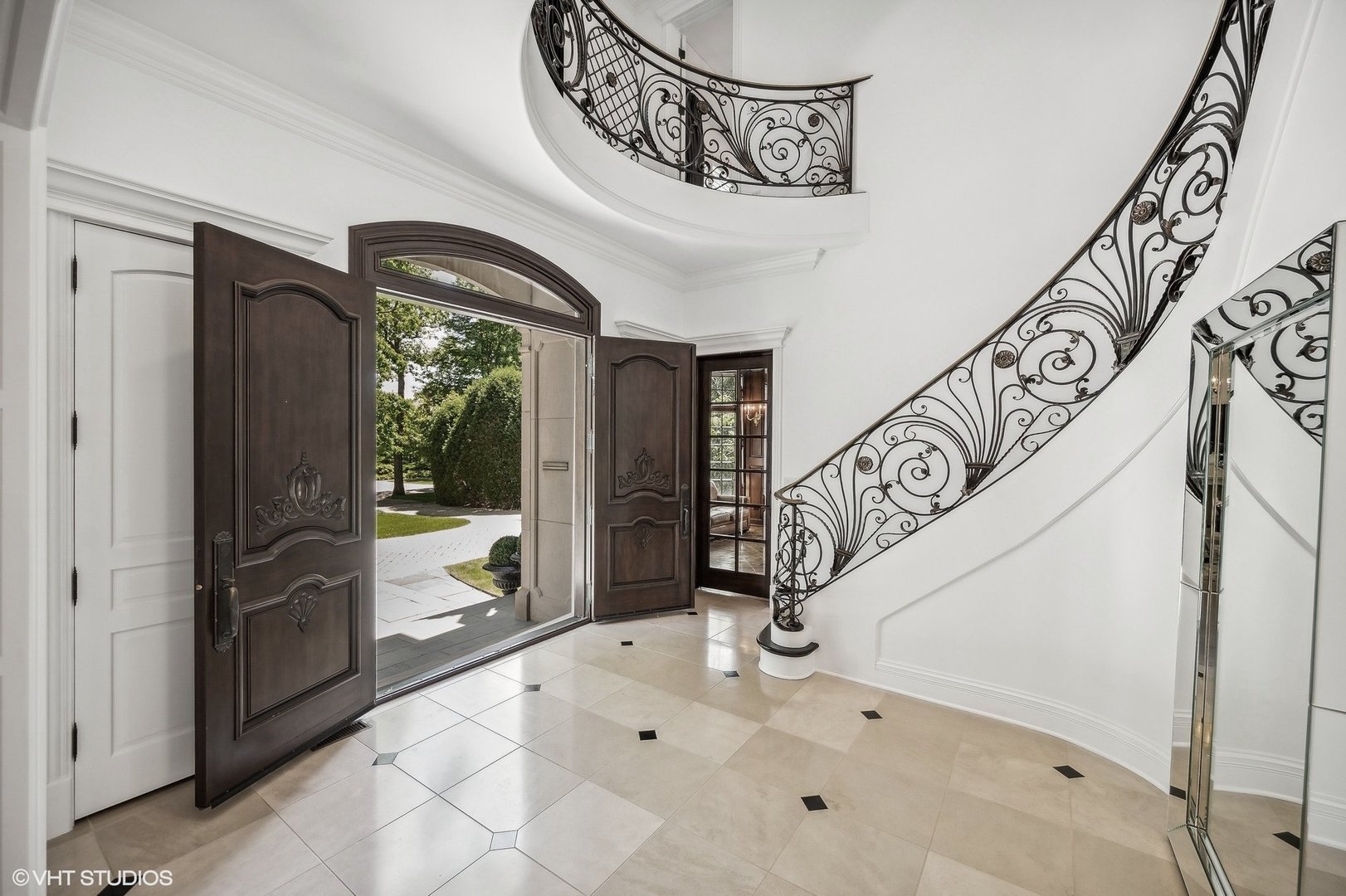 67 Beach Road Glencoe, IL 60022 - Photo 5 of 43 a view of entryway
