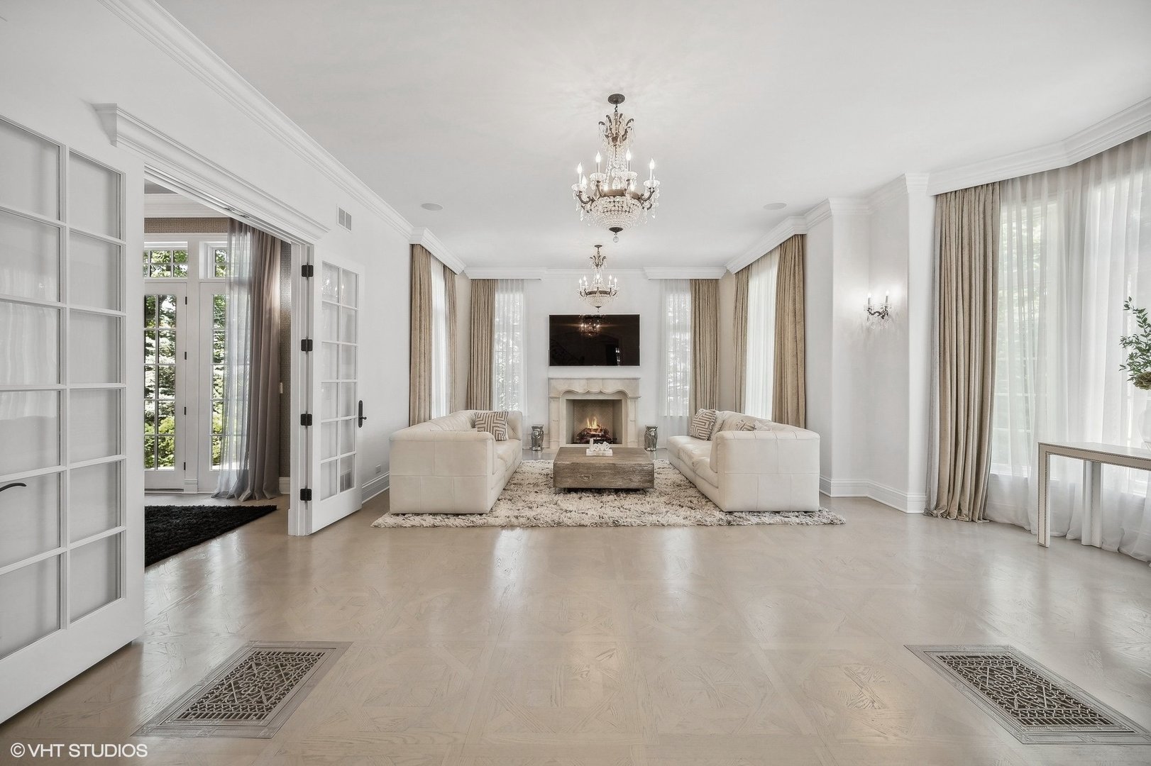 67 Beach Road Glencoe, IL 60022 - Photo 8 of 43 a living room with furniture and a flat screen tv