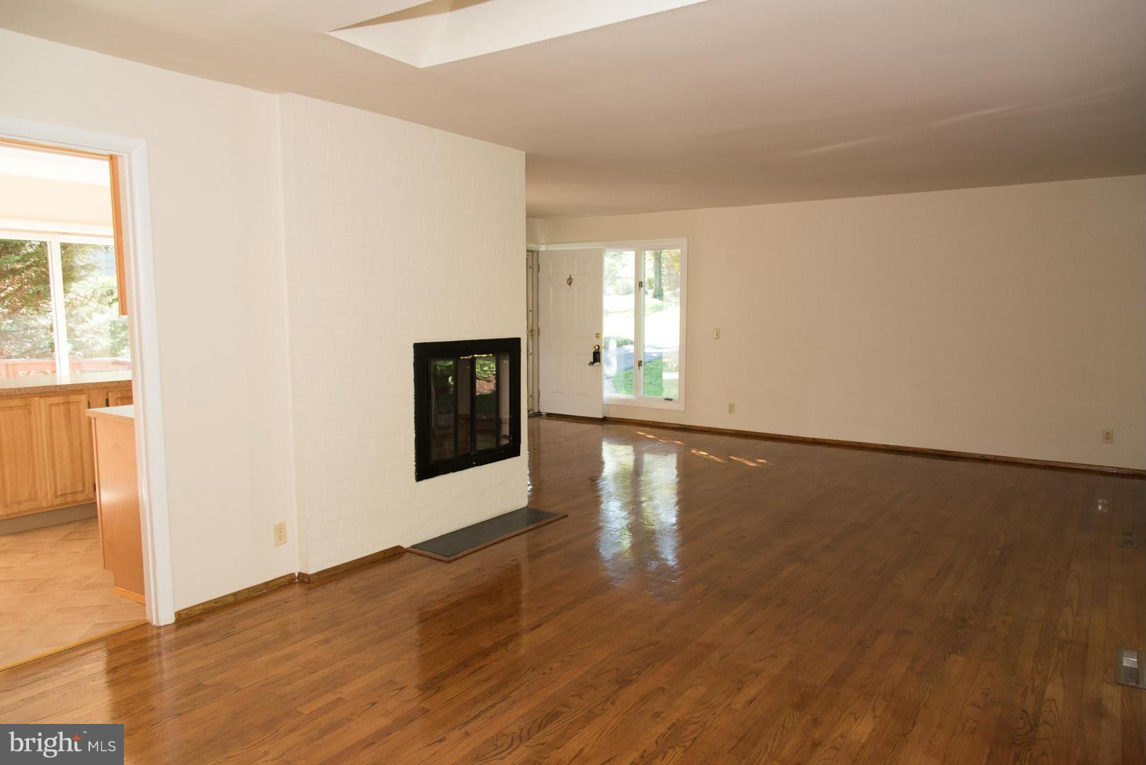 6019 Lakeview Road Baltimore, MD 21210 - Photo 2 of 19 Living Room
