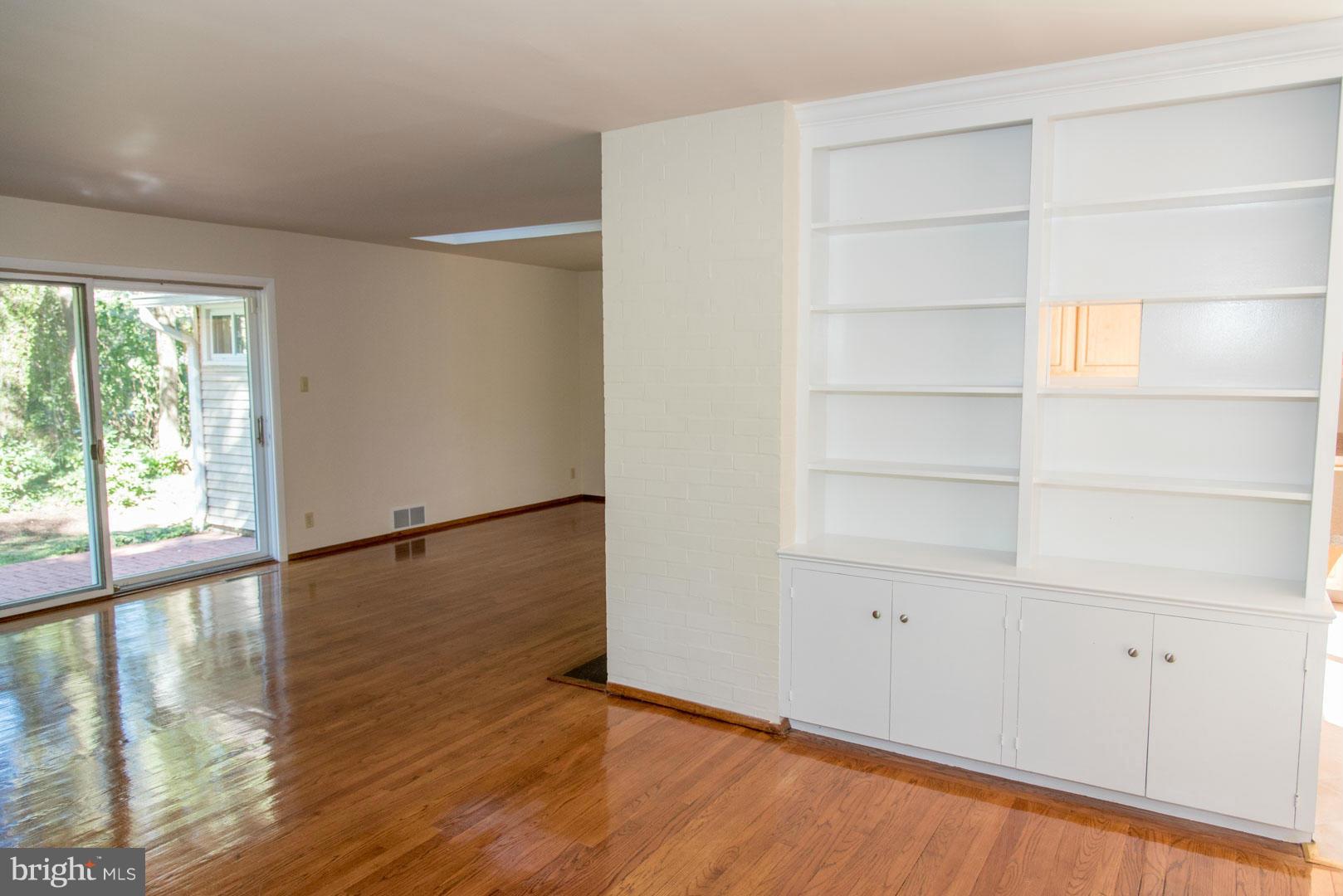 6019 Lakeview Road Baltimore, MD 21210 - Photo 3 of 19 Living Room
